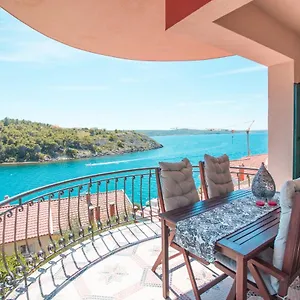  Apartment Mali Dvor Novigrad